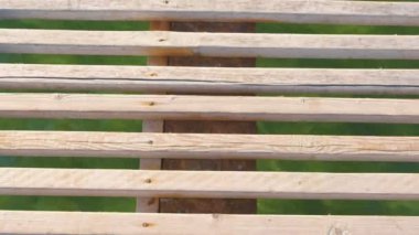 Ahşap iskele ile deniz yakın çekim temiz altındaki mavi su.