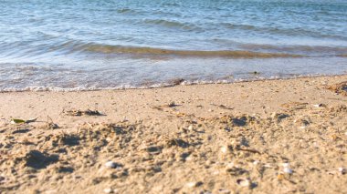 Yaz aylarında küçük dalgalar ile güzel kum plaj.