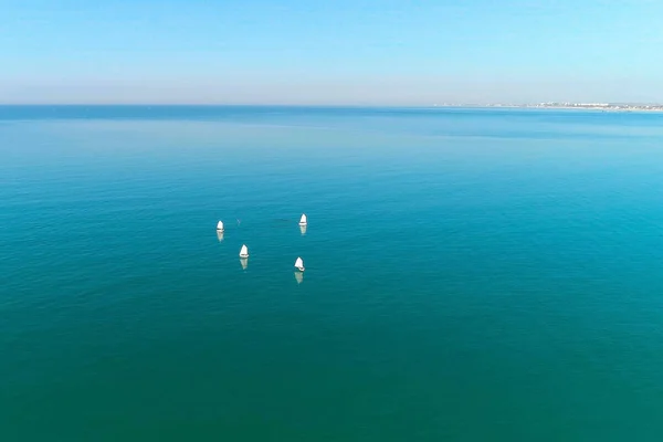 Pemandangan udara dari kapal layar yang berlayar di laut pada hari yang hangat Sunny . — Stok Foto