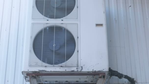 Oude airconditioning aan de straatzijde. Fans zijn achter de tralies. Close-up weergave. — Stockvideo