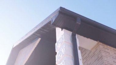 Bir özel evin tepesinden için boşaltma borular. Ev yapımı.