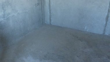 Boş oda bitirmek zor. Beton duvarlar ve zemin.