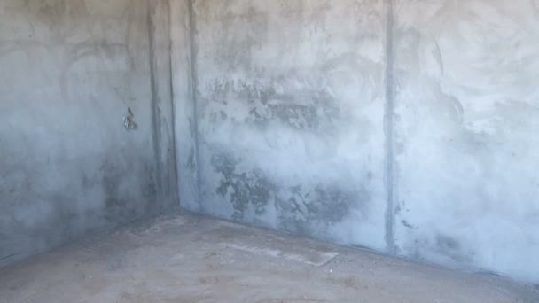 Ruwe afwerking lege kamer met osb plafond. Betonnen muren en vloer. — Stockvideo