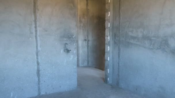 Kaba boş oda witn beton duvarlar ve zemin bitirmek. Kapı. — Stok video