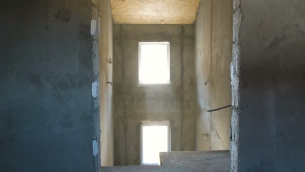 Finitura ruvida casa vuota con soffitto osb. Pareti e pavimenti in cemento . — Video Stock