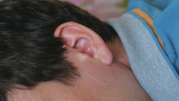 Männerohr aus nächster Nähe. Behandlung von Ohrerkrankungen. — Stockvideo