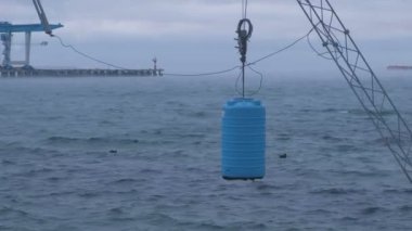 Wakeboarding denizde donatımı. Denge içinde hava yakın çekim.