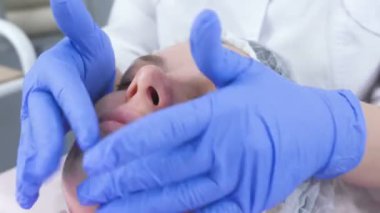 Şevval özçelik güzellik kremi kadının yüzündeki koyar. Güzellik uzmanı yüz tedavi. Yakın çekim.