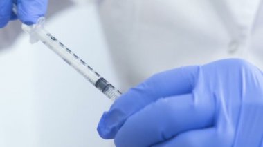 Şırınga doktorlar elimizde değil. Enjeksiyon, şırınga aşısı kümesi için hazırlık.