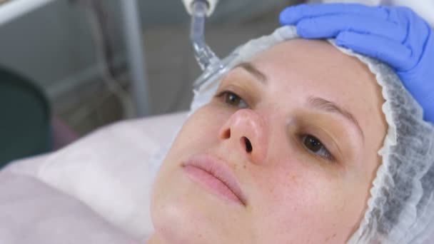 Tratamiento de belleza facial terapia darsonval eléctrica en la clínica de cosmetología . — Vídeos de Stock