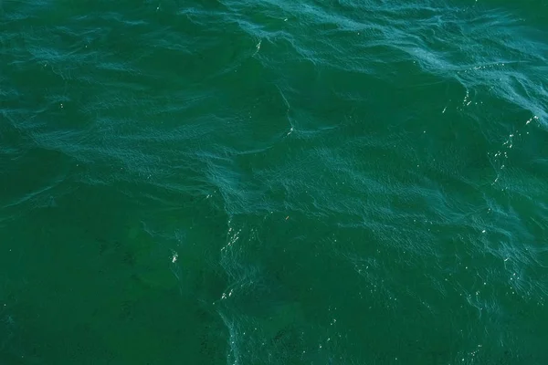 Πράσινη σαφής δείτε νερού με πολύ μικρά κύματα. — Φωτογραφία Αρχείου