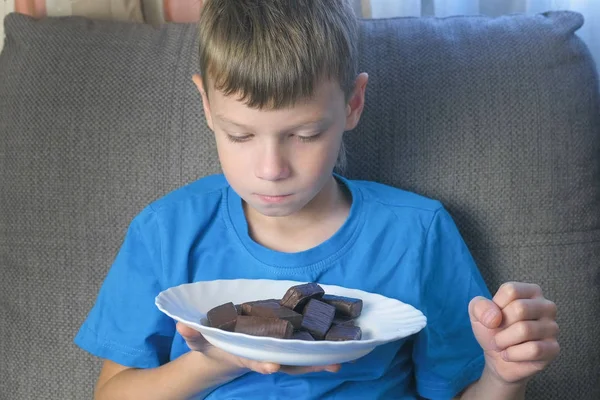 Jongen met karakter. Tiener snoep kijkt en ruiken. Concept van ongezond eten. — Stockfoto