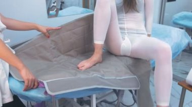 Basınç Terapisi yordamı tedavisi için klinik kadın. Bir doktorla yordamına hazırlanıyor.