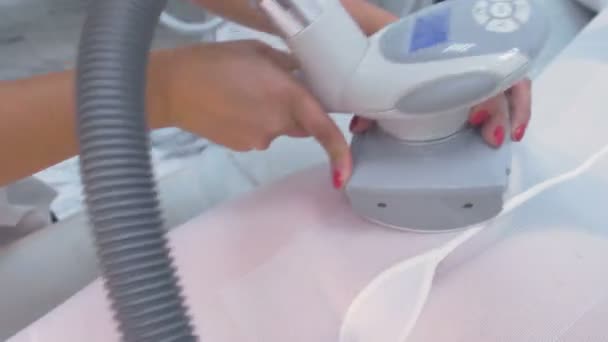Kosmetolog gör en kvinna i nylon passar lpg massage på bytet och höfter. Booty och händer närbild. — Stockvideo
