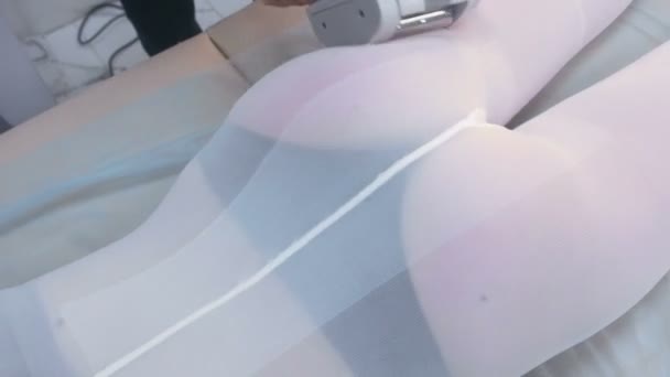 Kosmetikerin macht eine Frau im Nylonanzug lpg Massage auf der Beute. Beute und Hände aus nächster Nähe. — Stockvideo