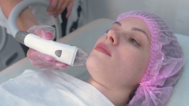 Lymfedrainage massage Lpg apparaat proces voor gezicht. Therapeut schoonheidsspecialiste maakt een verkwikkende gezichtsmassage voor de vrouw in de kliniek. Schoonheid en bodycare concept. — Stockvideo