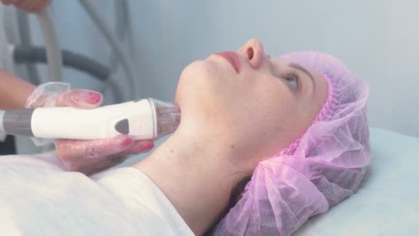 Masaje de drenaje linfático Proceso de aparatos de GLP para el cuello. La esteticista terapeuta hace un masaje facial rejuvenecedor para la mujer en la clínica. Concepto de belleza y cuidado corporal . — Vídeos de Stock