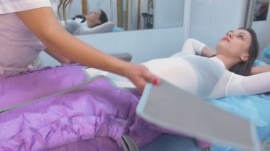 Basınç Terapisi yordamı tedavisi için klinik kadın. Bir doktorla yordamına hazırlanıyor.