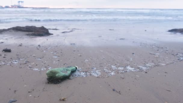 Műanyag Palack Tengeri Moszat Homokos Strand Tengerparton — Stock videók