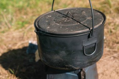 Potu metal Kamp ocağı açık havada ormandan soba. Yakın çekim.