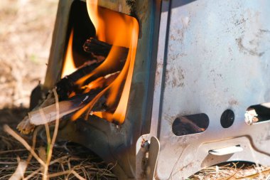 Metal Kamp ocağı açık havada ormandan soba yangın.