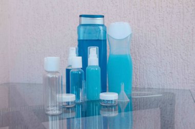 Kozmetik kavanozları dizi seyahat. Şampuan, duş jeli, yüz kremi.