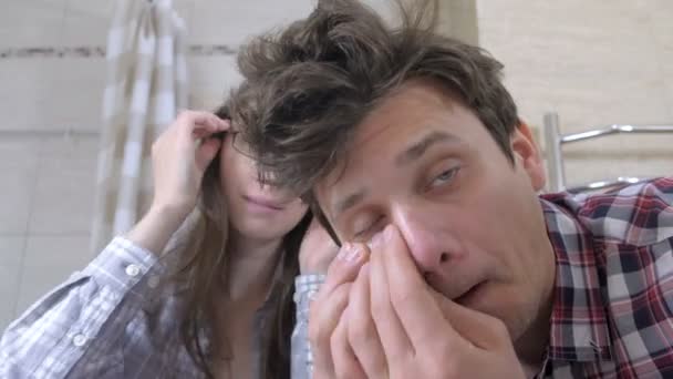 Sleepy paar man en vrouw in de badkamer met kater proberen zelf in orde te brengen. — Stockvideo