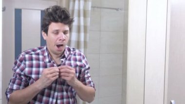 Akşamdan uykulu yorgun adam esner sabah banyoda gömleğini takılır ve kendini sırada koyar.
