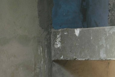 İnşaat alanında birinci ve ikinci katın arasındayım çakışıyor. Ev yapımı.