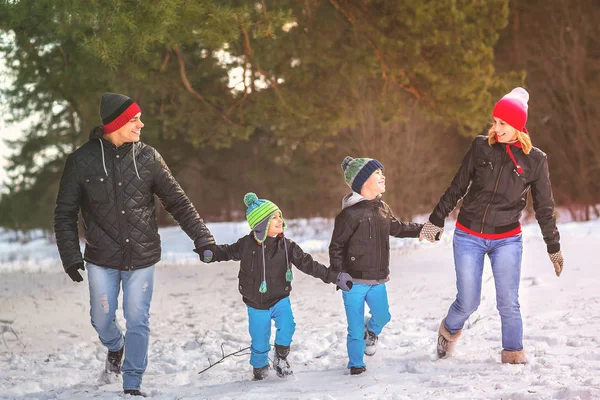 Portret szczęśliwy rodziny spaceru w lesie zimą. — Zdjęcie stockowe