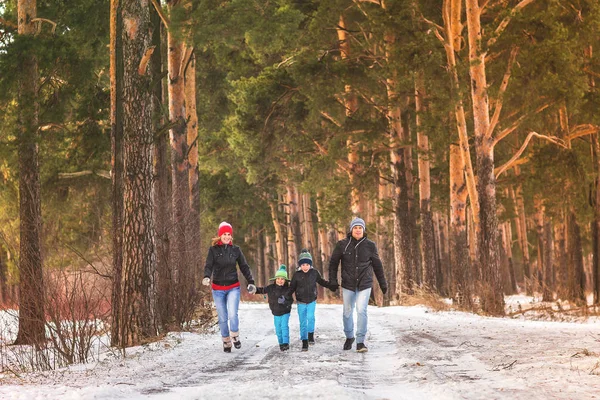 Retrato de familia feliz caminando en el bosque de invierno . — Foto de Stock