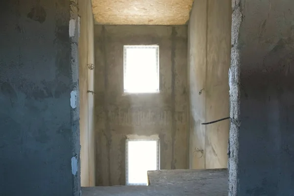 Грубая отделка пустой комнате witn бетонные стены и пол. без двери . — стоковое фото