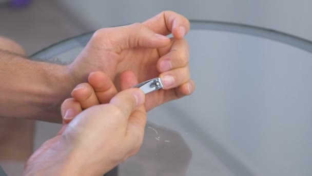 Člověk je řezání nehty tím strojkem. Detail ruce. — Stock video