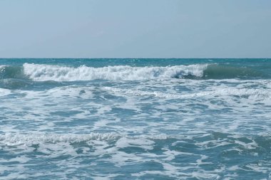 Güzel güçlü mavi dalgalar deniz.