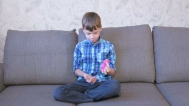 Çocuk pembe sümük antrenöre oturan ile oynuyor.
