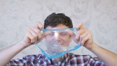 Oynak adam koç üzerinde oturan ve oynama mavi bir sümük germe. Balçık arıyor.