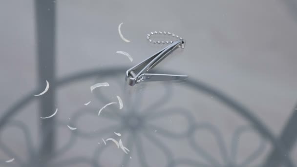 Ongles parés sur la table en verre avec tondeuses . — Video