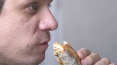 Adam lezzetli tavuk ev yapımı shawarma yiyor.