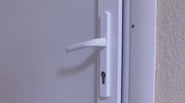 Office yakın çekim kulplu plastik kapı.