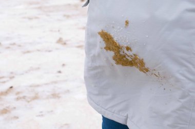 Kum kir ve kar beyaz bayan ceket.