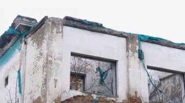 Bina, bakıma muhtaç, evin yıkılması konut yok.