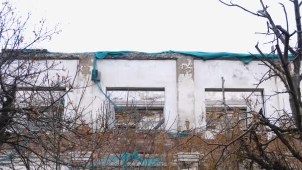 Edificio destruido, vivienda en mal estado, demolición de la casa . — Vídeos de Stock
