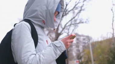Kayıp kentin ve Navigator Cep telefonu kullanarak bir yol bulmak için kadın var.