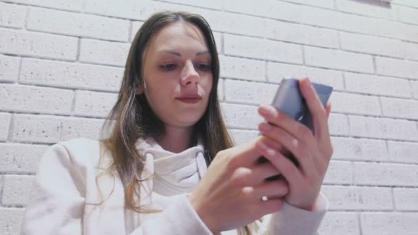 Frau Tippt Nachricht Auf Handy Und Wartet Café — Stockvideo