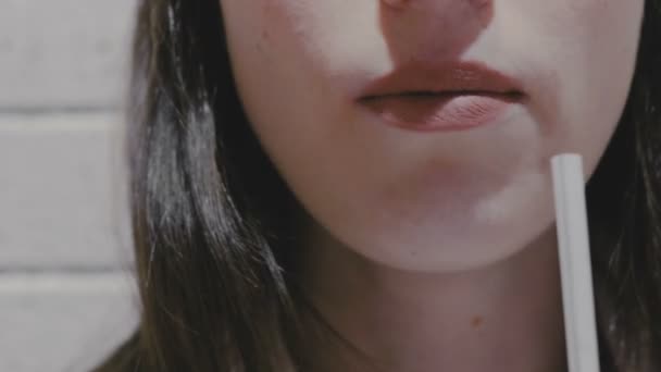 Närbild av kvinnans läppar äter pommes frites och dricker en dryck från en tub. — Stockvideo