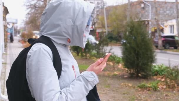 Vrouw kwam verloren in de stad en op zoek naar een route met behulp van de Navigator in de mobiele telefoon. — Stockvideo