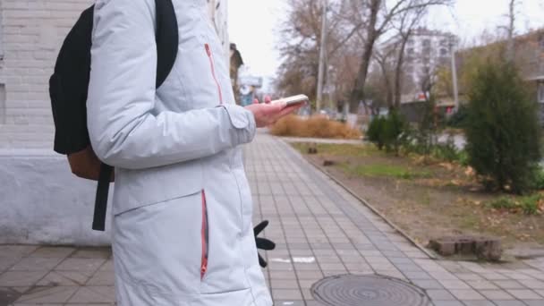 Woman got lost in the city and looking for a route using the Navigator in the mobile phone. Hands close-up. — Stock Video