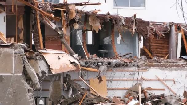 Het appartementengebouw vernietigd na de ramp. — Stockvideo