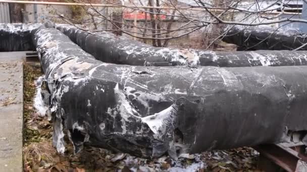 Heating main pipeline on the street. Old pipeline. — Stock Video