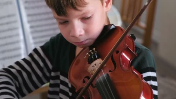 Menino de 8 anos toca violino . — Vídeo de Stock